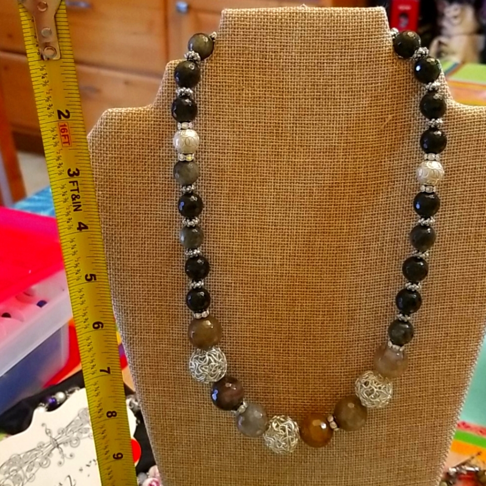 NWOT handmade 16" quartz and silver beads neckless